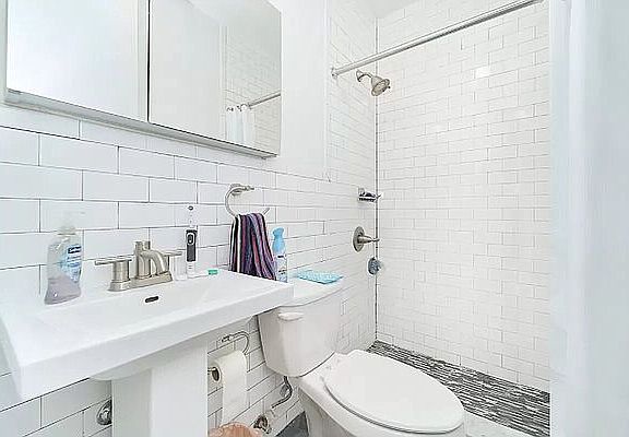 4th image of 157 Suffolk St APT 405