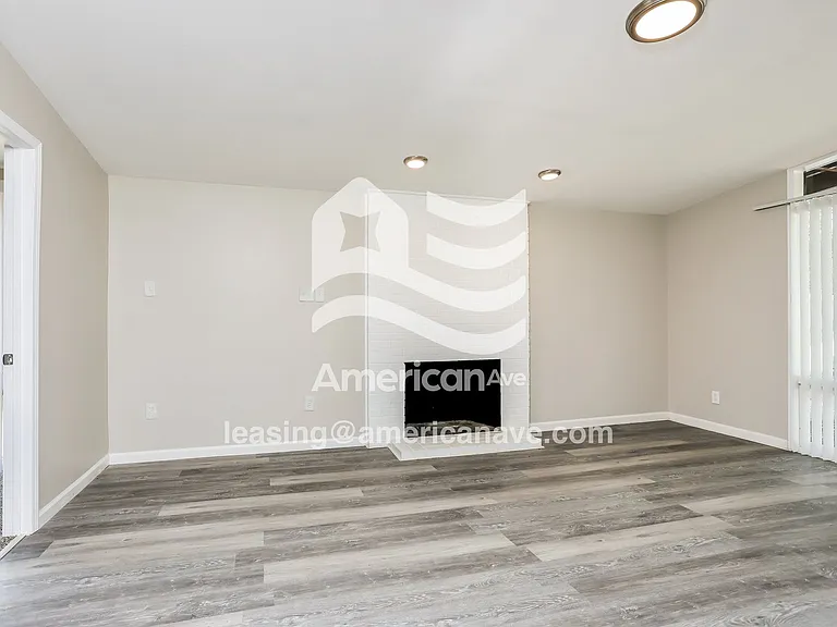 1438607_003_wm_-_living_room_12931167.jpg