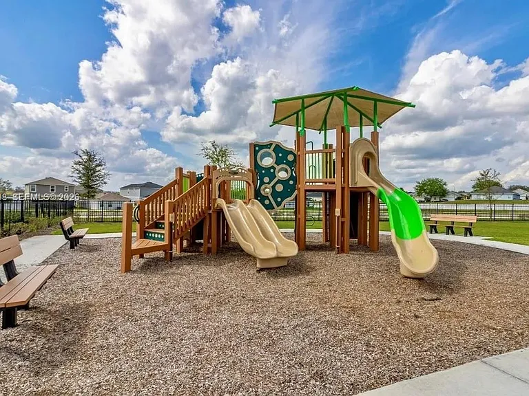 1136 Papaya Cir — Photo 34
