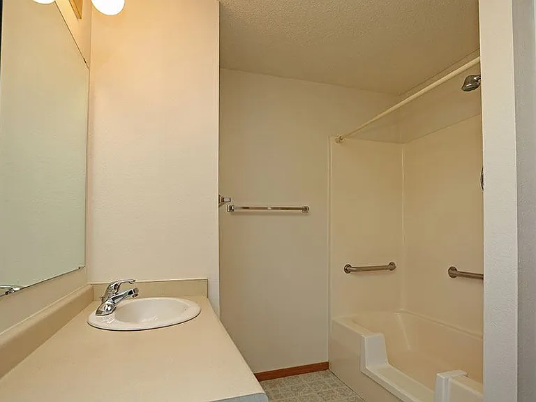 BAY MANOR APARTMENTS — Photo 29
