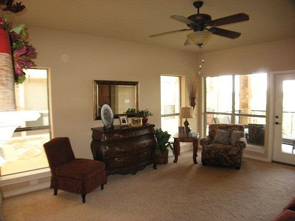 4th image of 988 Parkview Dr