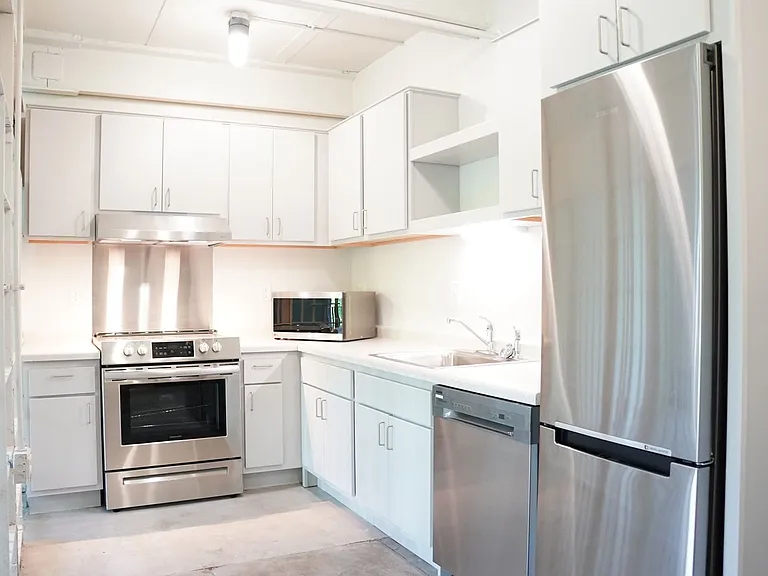 521 W 2nd Street - Leijona — Photo 1