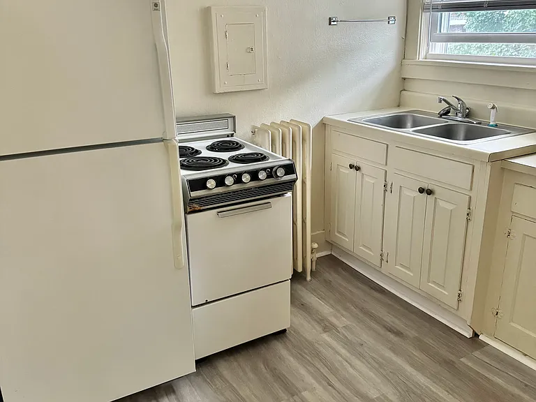423 Gotham St #6 — Photo 3