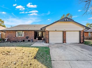 512 Wood Hollow Ln, Moore, OK 73160