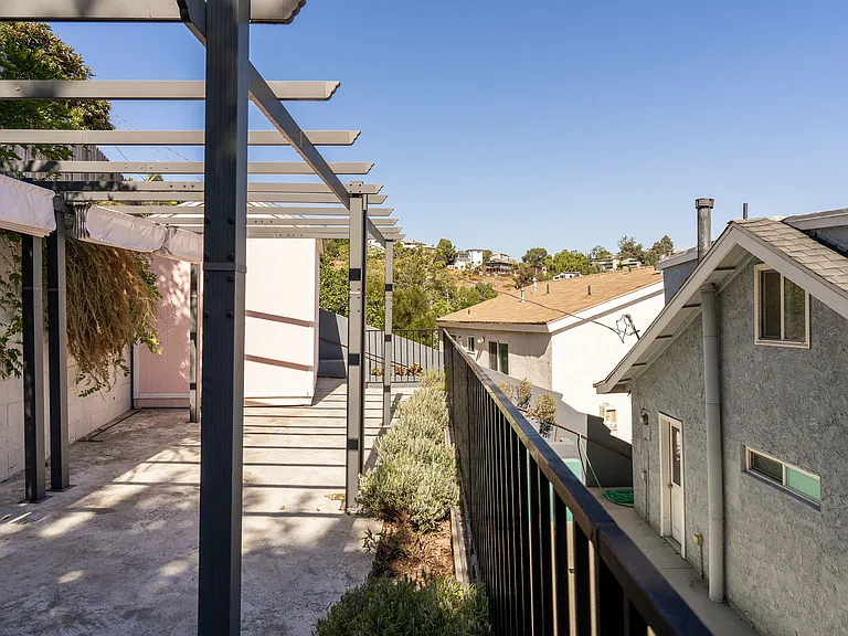 339 Isabel St — Photo 40