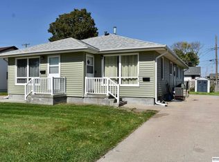 1408-1410 Fairacres Dr, Fremont, NE 68025