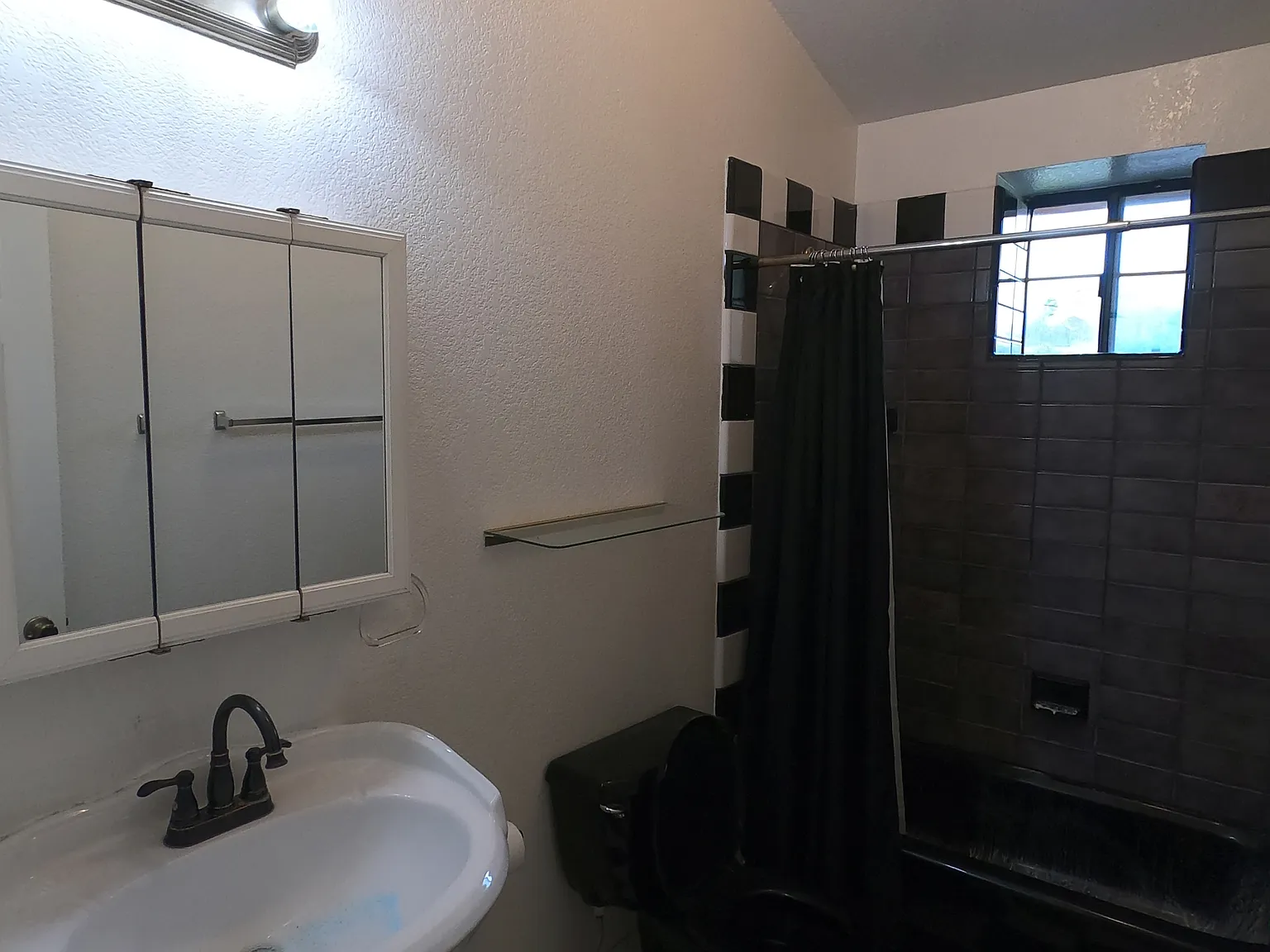 3 bed, 1100 sqft, $5,100 — Photo 3