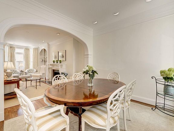 dining table expands with 2 leafs