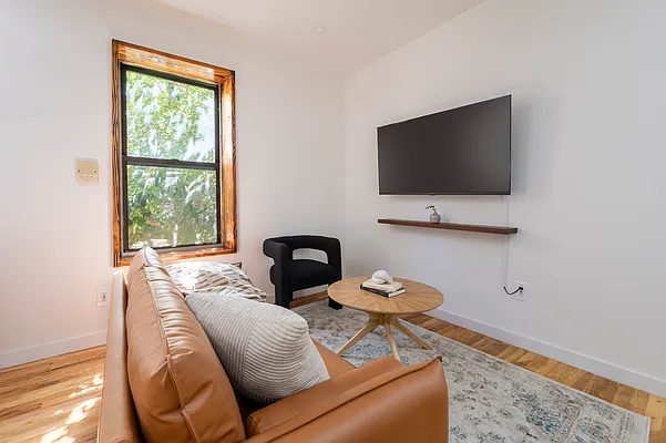 Living room, photo 8
