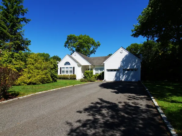 5 Wood Hollow Dr, Westhampton, NY 11977