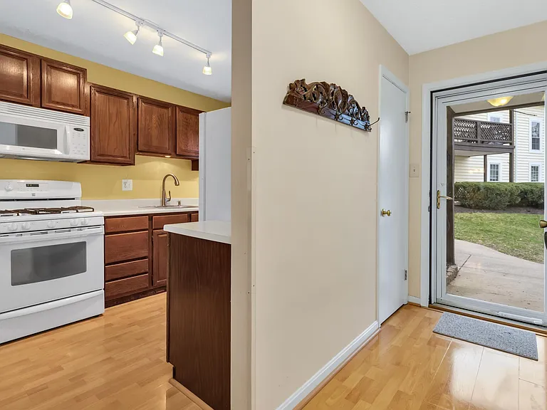 10140 Oakton Terrace Rd — Photo 17