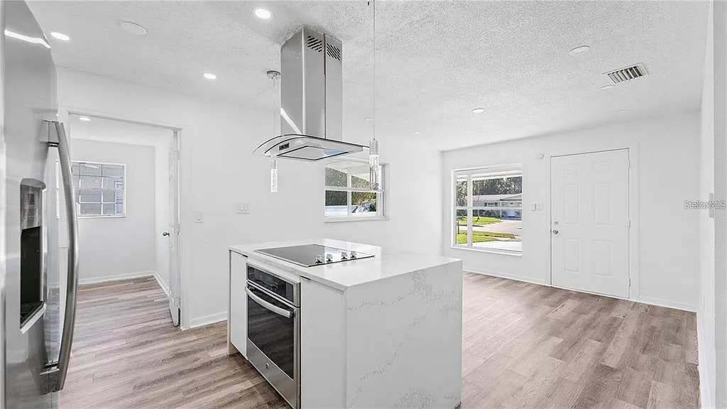 3 bed, 1.0 bath, 906 sqft, $2,190 — Photo 4