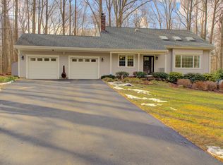 70 Pheasant Run Dr, Gales Ferry, CT 06335