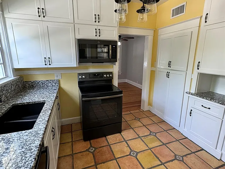 226 NE 7th Ave — Photo 8