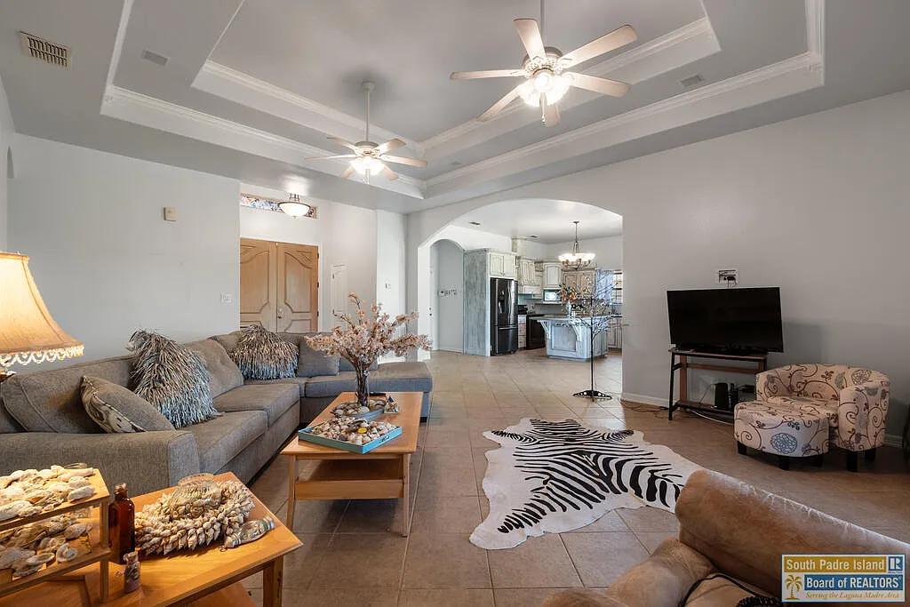3 bed, 2.0 bath, 2138 sqft, $3,200 — Photo 4