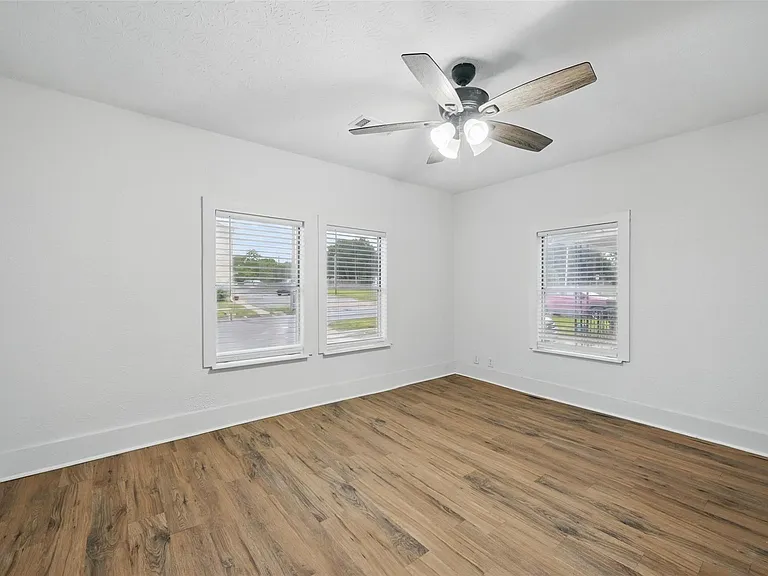 908 E Houston St — Photo 21