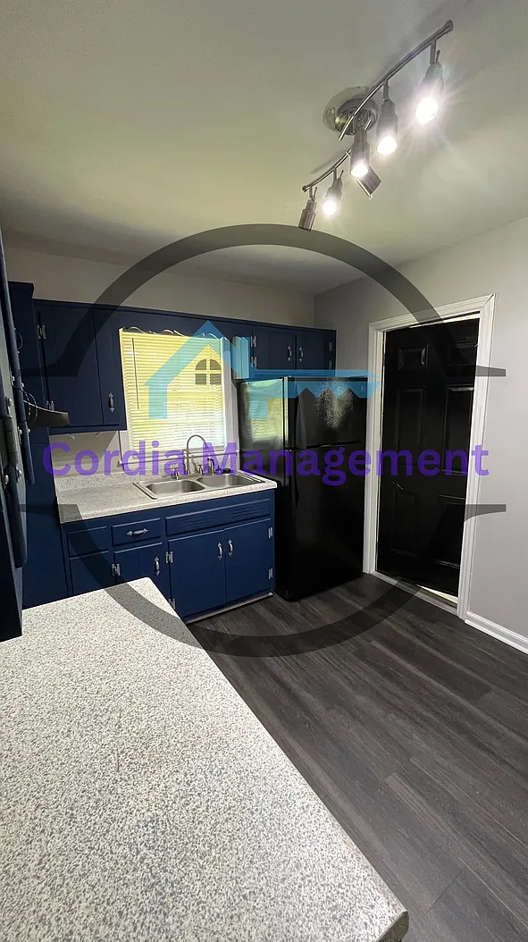Charming 3 Bedroom Near Downtown. — Photo 3