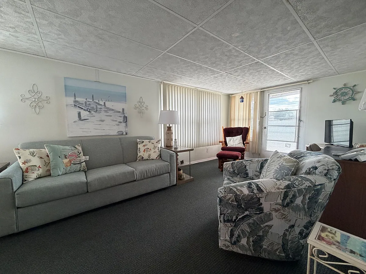 Building Photo - 4833 Royal Palm Dr
