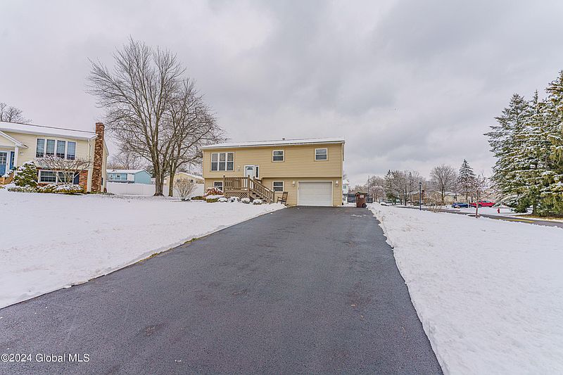 3rd image of 265 Kings Court