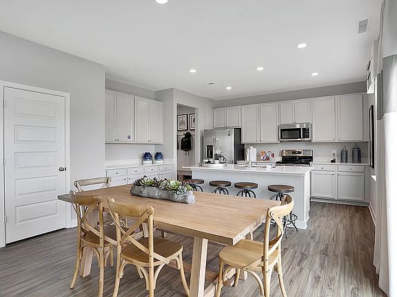 3rd image of 337 Waterford Ln