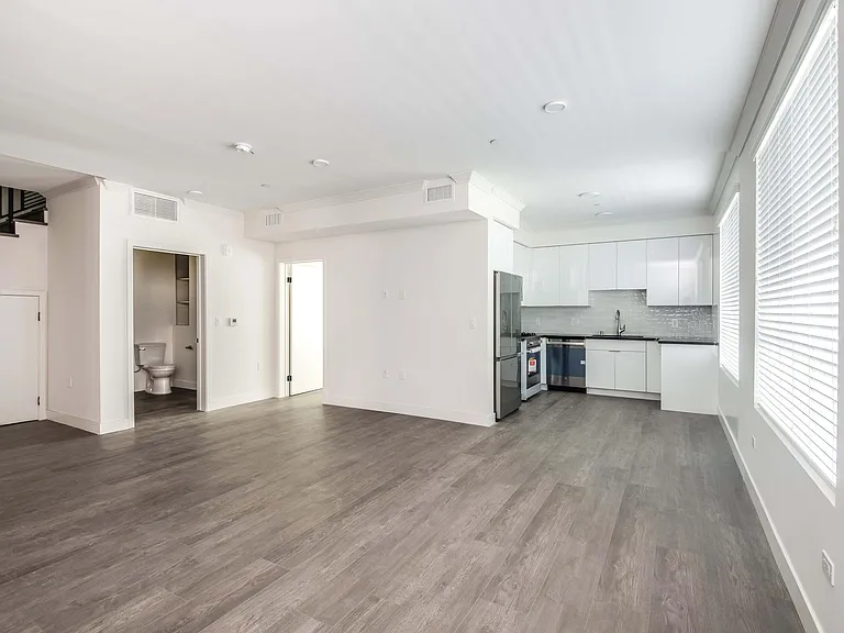 6120 Woodman Ave #101 — Photo 9