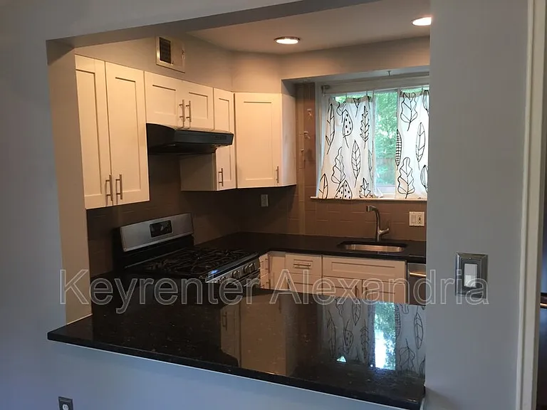 1610 Kenwood Ave — Photo 9