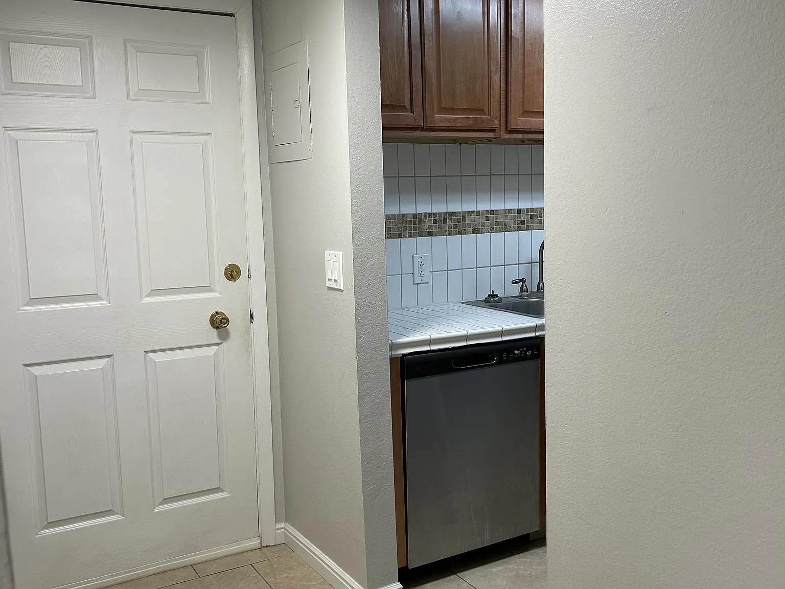 50 W Lester Ave #H-13 - Dah - Klm - 1 — Photo 4