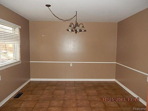 3rd image of 17000 Roslyn Ave