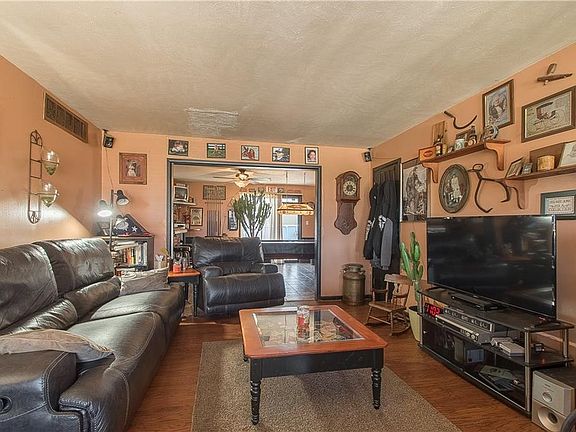 4th image of 600 SW 43rd St