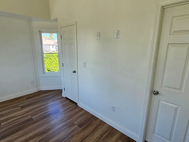 2084 W 24th St — Photo 8