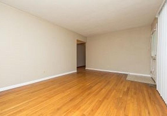 5th image of 656 E Russell Lake Dr
