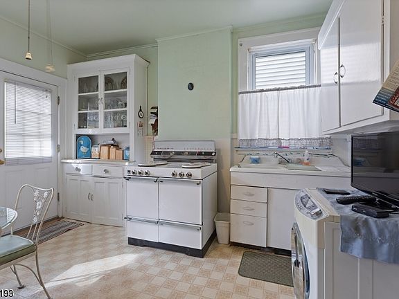 5th image of 27 Lindsley Pl
