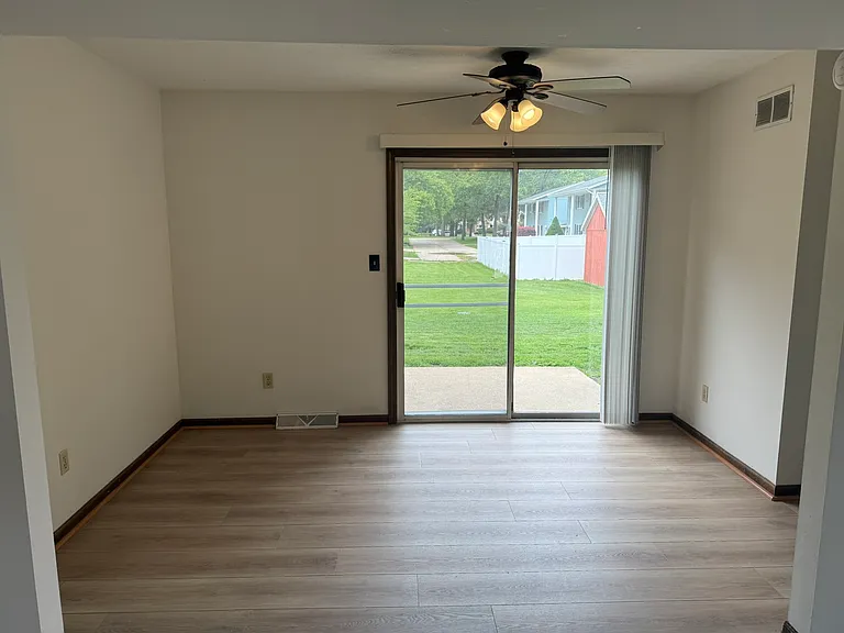 1034 Oriole Dr — Photo 3