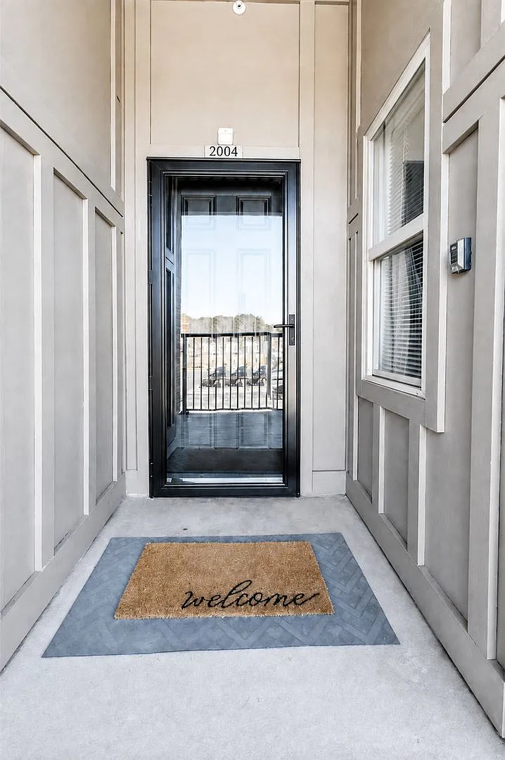 Charming 2-Bedroom Condo in Port Warwick — Photo 1