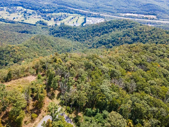 712 Summit Village Trl, White Sulphur Springs, WV 24986