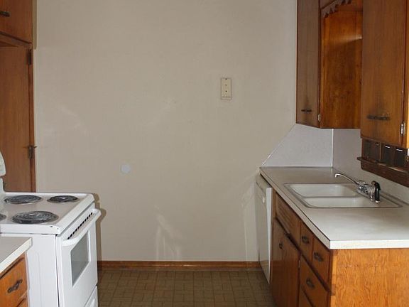 3rd image of 1407 NW Longview Ave
