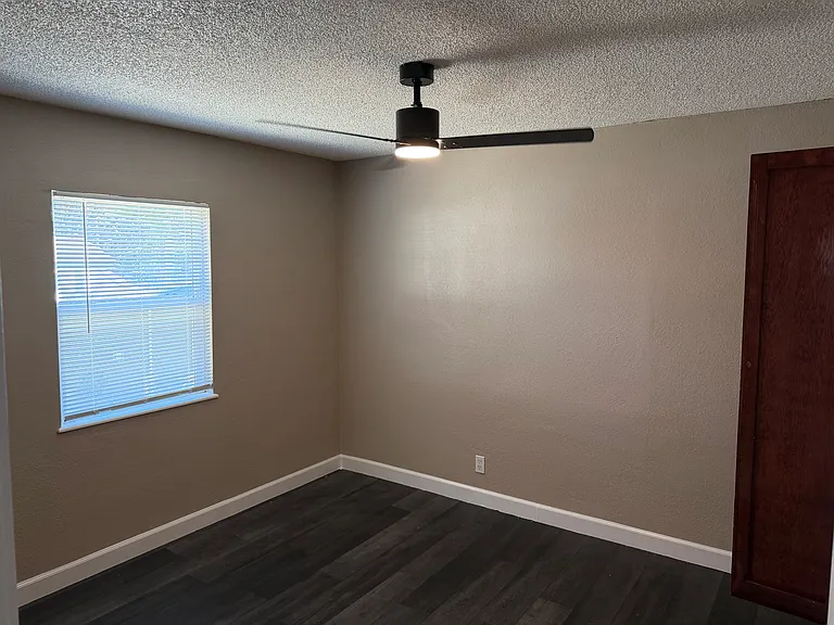 11203 Roswell Ave — Photo 15