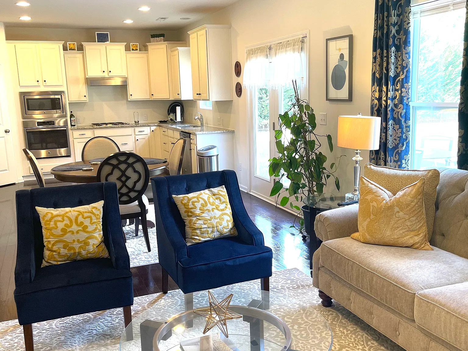 3 bed, 2.5 bath, 1946 sqft, $2,600 — Photo 4