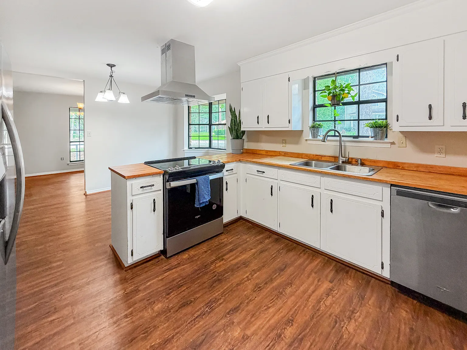 4 bed, 1970 sqft, $1,975 — Photo 4