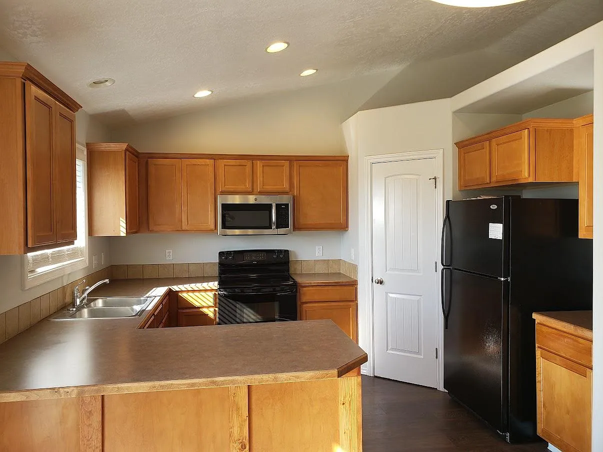 4 bed, 1802 sqft, $2,495 — Photo 4