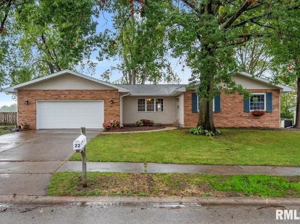22 Pheasant Run Dr, Chatham, IL 62629