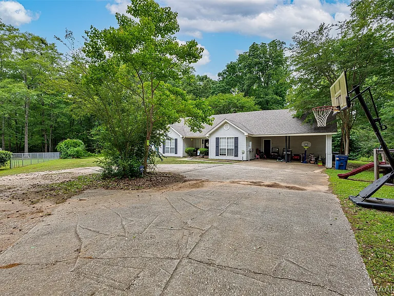105 Foxwood Ct — Photo 2