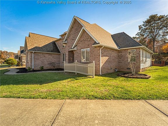 3rd image of 231 Glen Oaks Ct