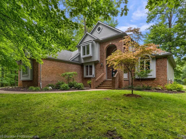 300 Schroeder Oaks Ln, Lake Orion, MI 48362