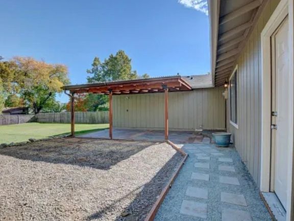 3rd image of 349 Tan Oak Dr