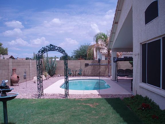 Backyard w/pool