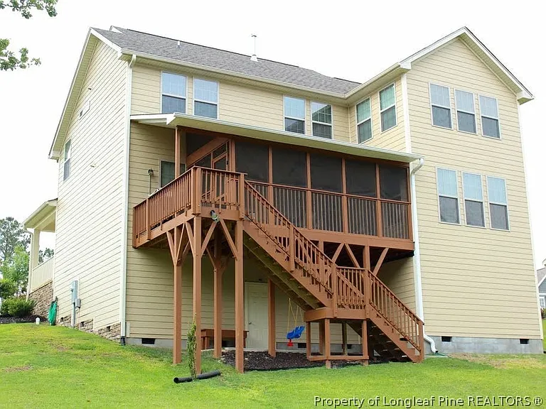 1437 Vergeland Dr — Photo 2