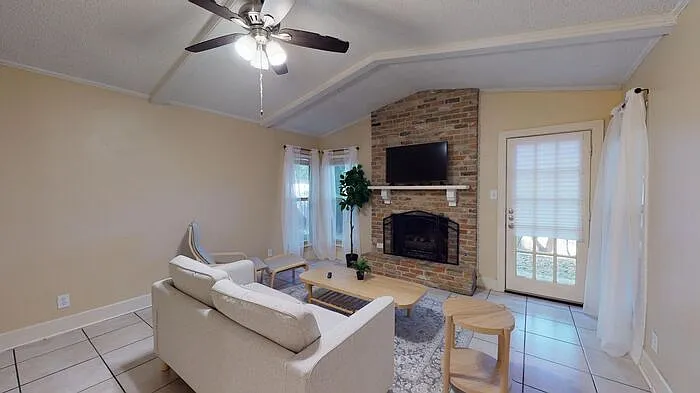 3 bed, 2.0 bath, 1113 sqft, $1,695 — Photo 2