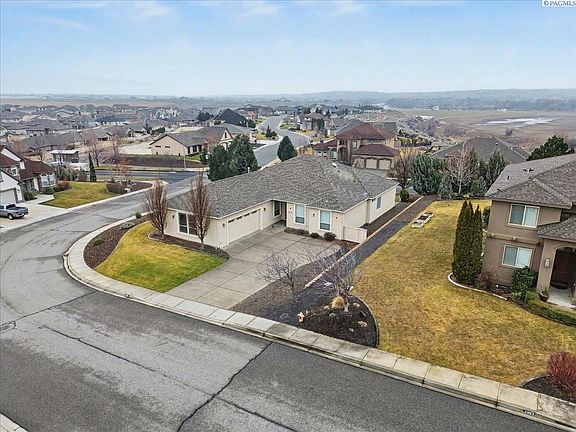 3rd image of 2815 Riverbend Dr