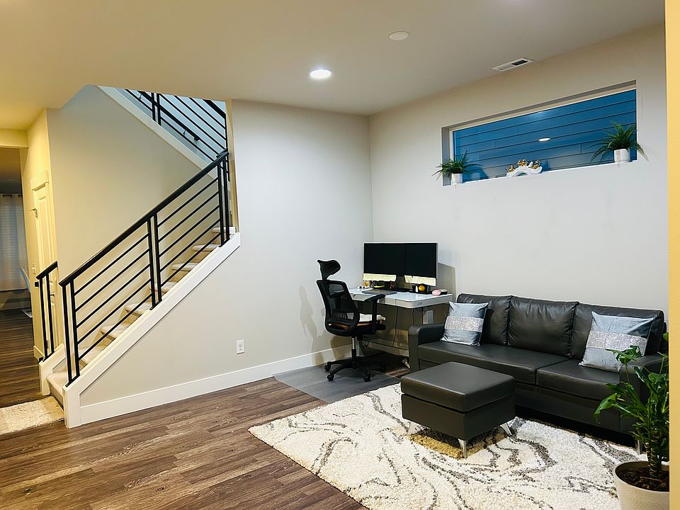 Formal dining / living room